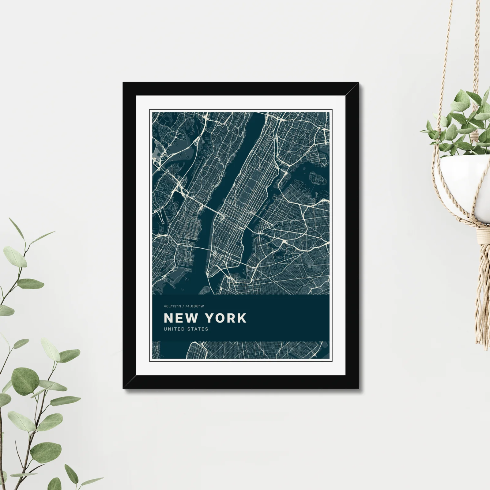 Mise en situation d’une affiche de New York dans un cadre noir, accrochée près de plantes