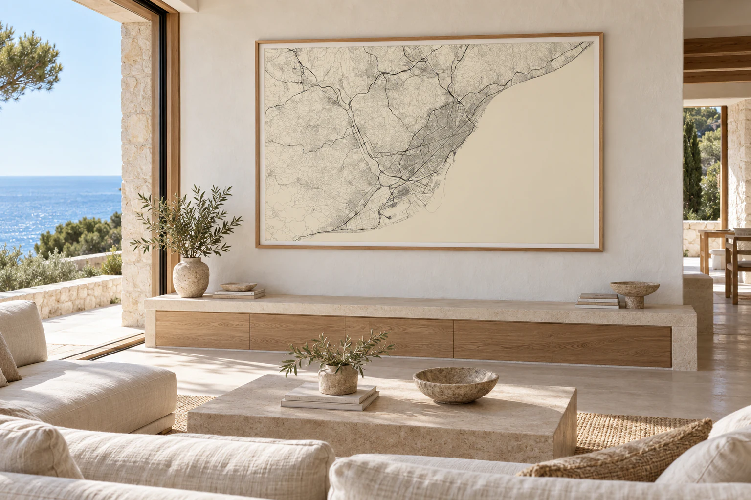 Grande carte routière de Barcelone encadrée dans une maison d’été contemporaine face à la mer